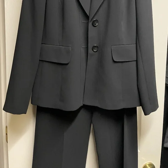 SUITE - Picture 3 of 3